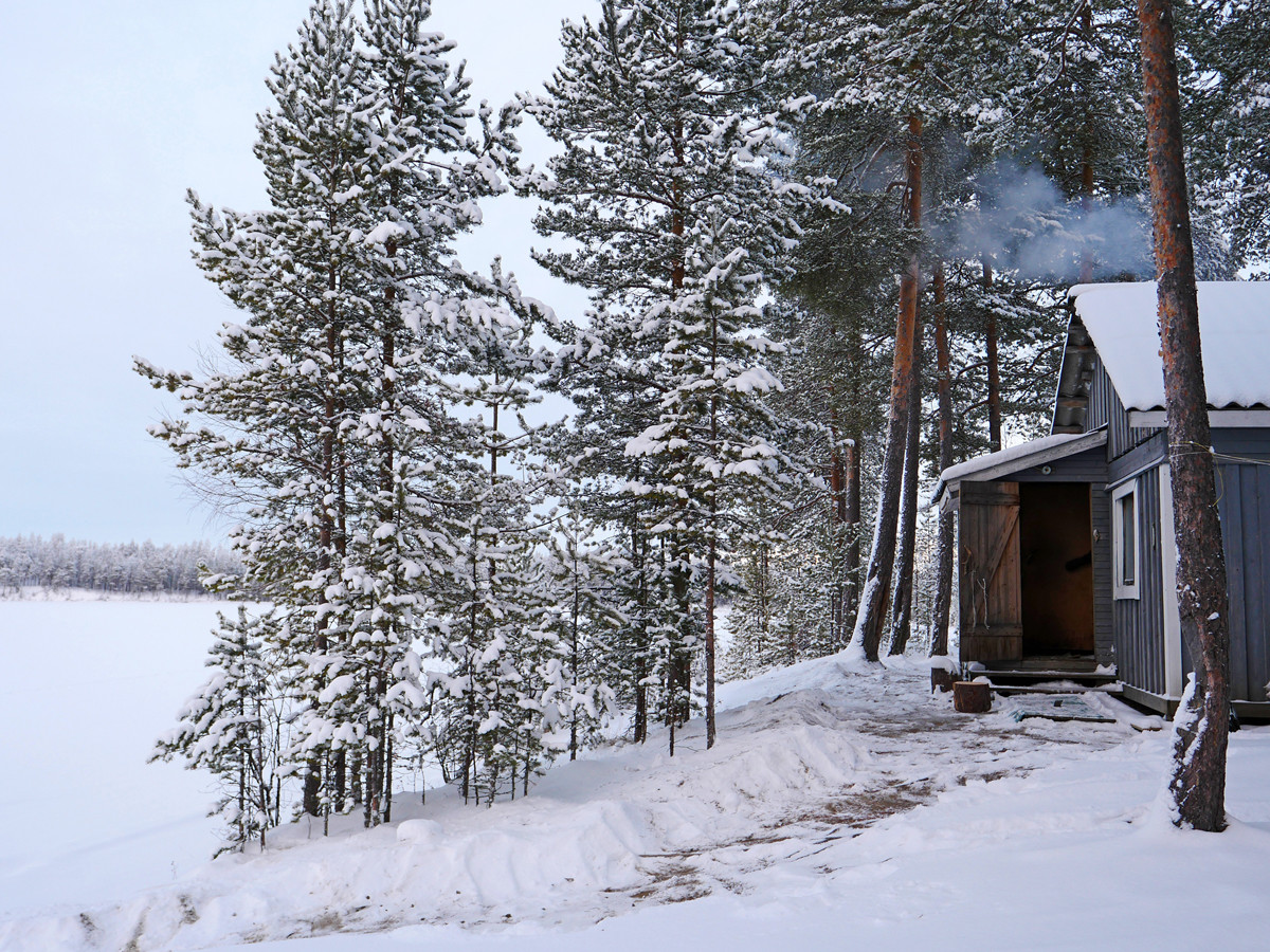 Отдых в лесной избушке в Карелии зимой