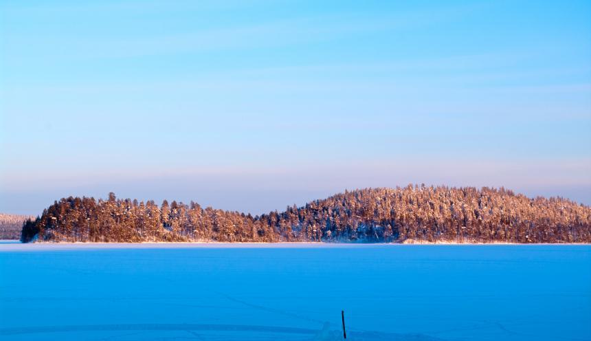 Изба Хирмуш на берегу озера зимой
