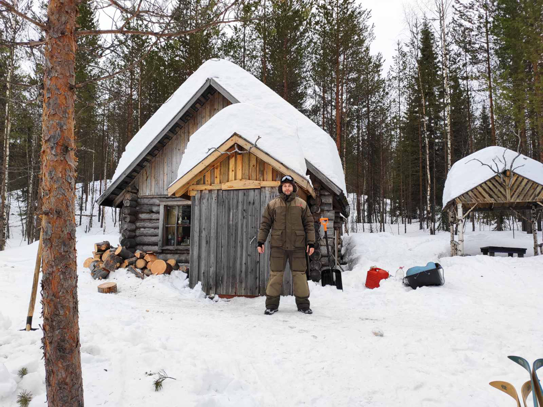 Приют рыбака зимой - отдых в Карелии на берегу озера Муасъярви.