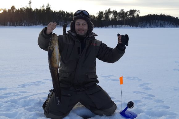 Отдых зимой в Карелии - избушка Приют рыбака