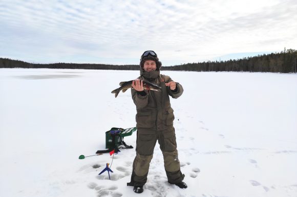 Отдых зимой в Карелии - избушка Приют рыбака
